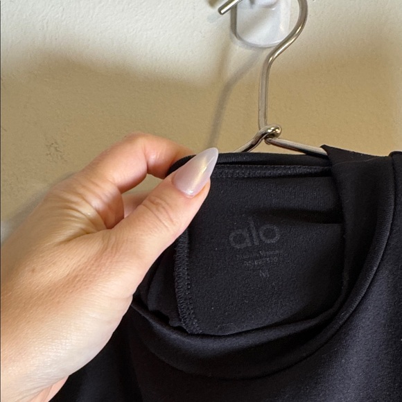 EUC ALO Yoga Women's Open Back Bandage Long Sleeve Tee M - Picture 6 of 8
